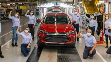Foto de capa com a comemoração das 100 mil unidades do Chevrolet Tracker fabricadas no Brasil