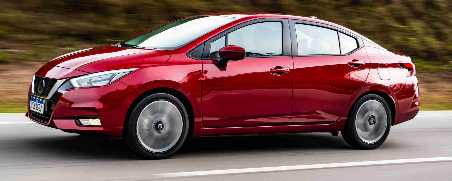 Foto de capa do Nissan Versa Exclusive 2022, de lateral, testado pelo De 0 a 100