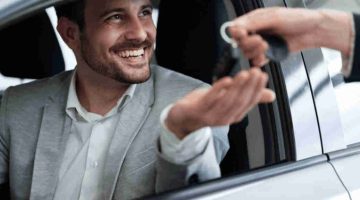 Foto que mostra um homem feliz depois de comprar um carro novo. Crédito: https://www.reviewtrackers.com/blog/customer-experience-automotive-industry/