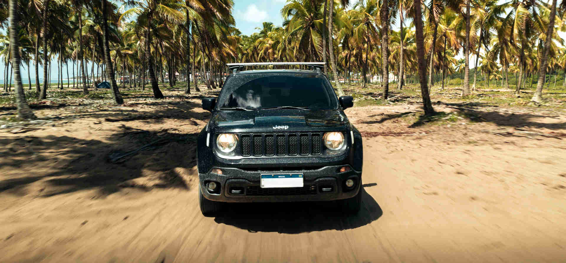 Foto de capa de um Jeep Renegade numa aventura no Brasil