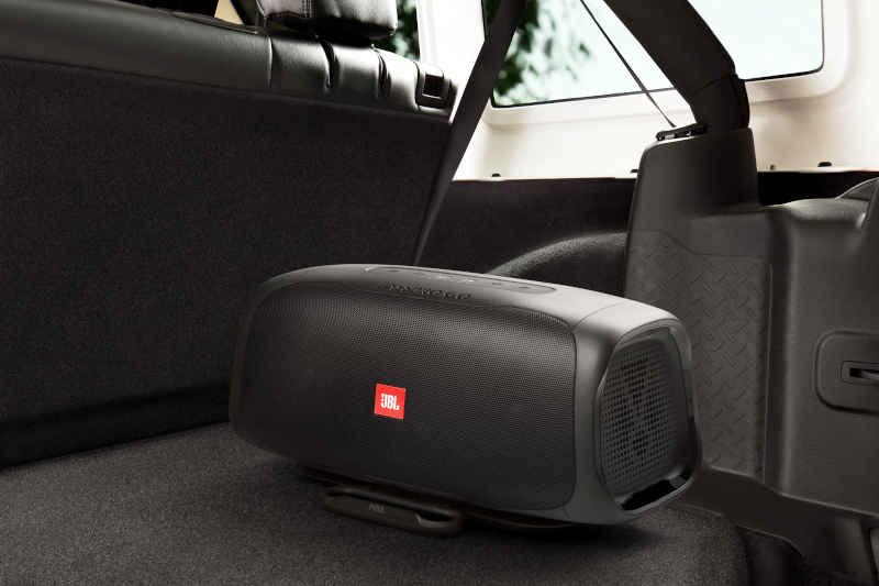 JBL/Divulgação JBL Sub Bass Pro Go usando a base de instalação no porta-malas do carro