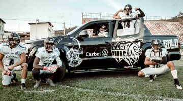 Foto Galo Futebol Americano com uma picape Volkswagen Amarok, ilustrando a parceria com a Carbel