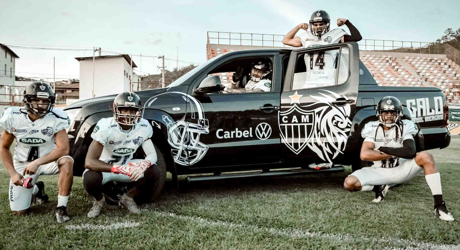 Foto Galo Futebol Americano com uma picape Volkswagen Amarok, ilustrando a parceria com a Carbel