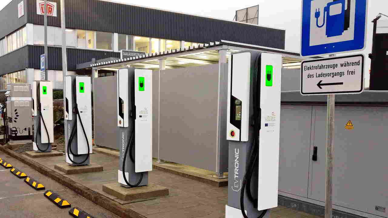 Foto de uma estação de recarga para carros na Alemanha