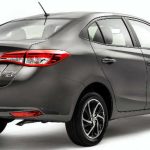 Traseira do Yaris sedã 2023 não mudou. Câmbio é o automático CVT