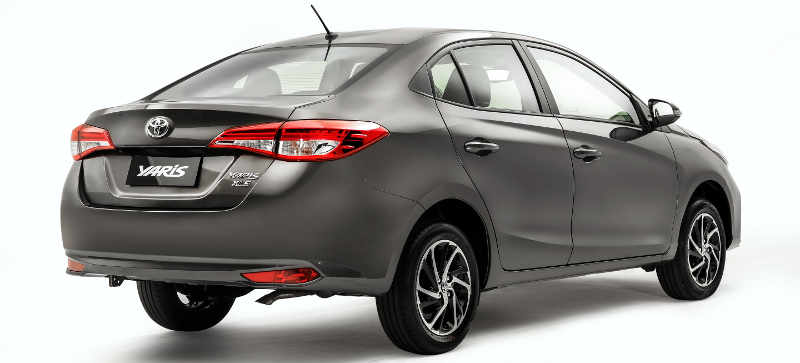 Toyota/Divulgação Traseira do Yaris sedã 2023 não mudou. Câmbio é o automático CVT
