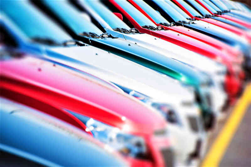 Fernando Calmon / Divulgação Foto de um pátio cheio de carros com redução do IPI no Brasil