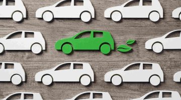 Arte ilustrativa de capa que destaca um carro elétrico