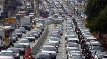 Foto de capa de um congestionamento de carros e motos no Brasil