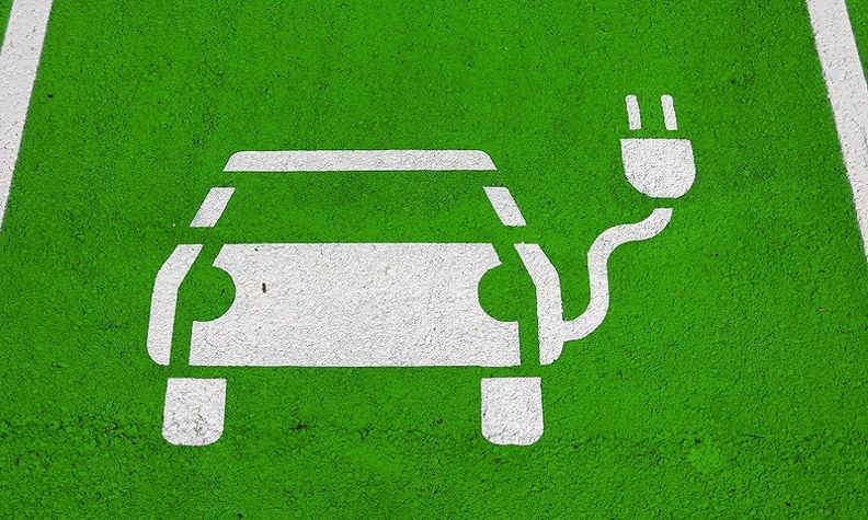 Ilustração de uma vaga para a recarga de um carro elétrico