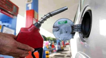 Foto de capa da bomba no posto de combustível mostrando um carro a gasolina e etanol