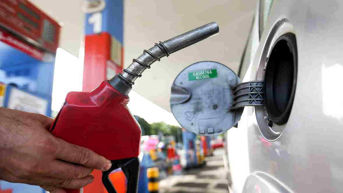 Foto de capa da bomba no posto de combustível mostrando um carro a gasolina e etanol