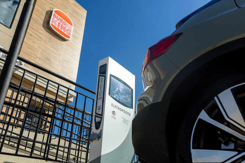 Foto da Fachada do Burguer King, que agora tem um ponto de recarga para carro elétrico