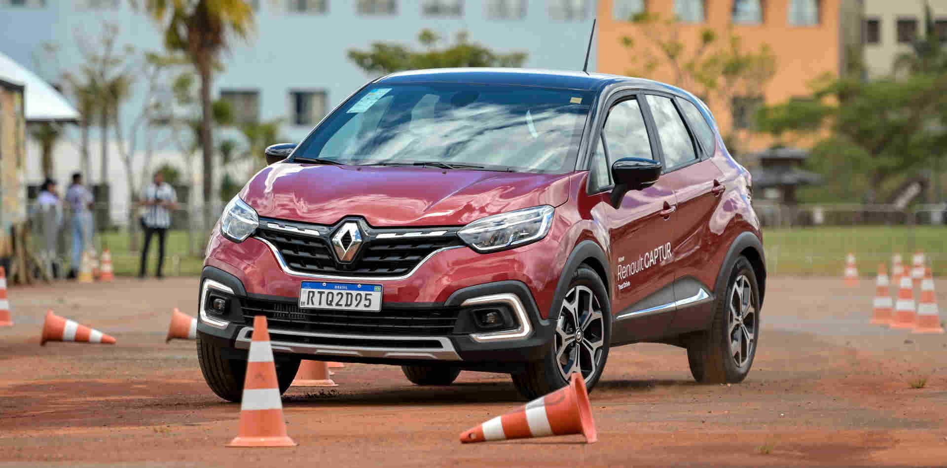 Foto de capa do Captur turbo durante o Curso de direção segura Renault