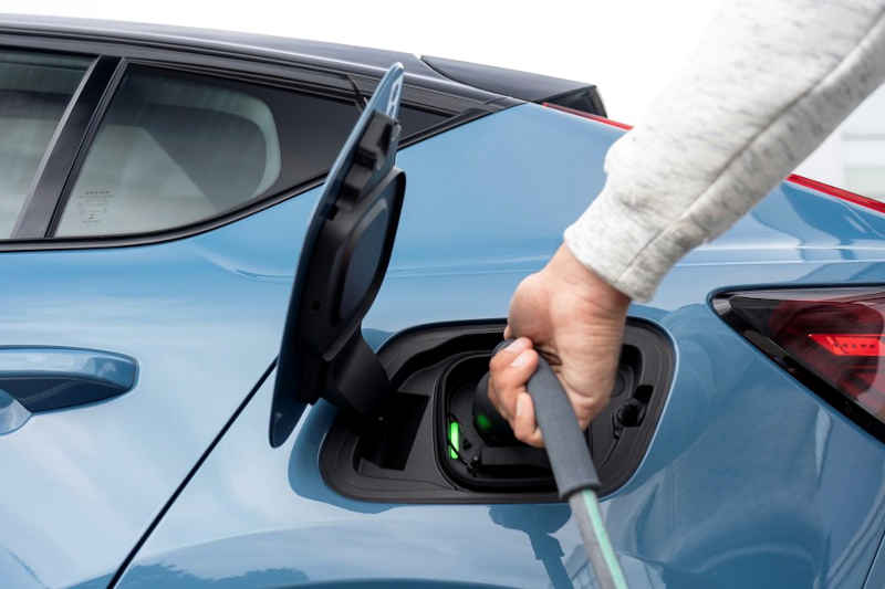 Fernando Calmon / Alta Roda / Divulgação Foto do abastecimento de um carro elétrico