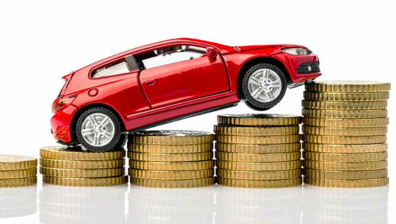 Fernando Calmon - Reprodução - 15/06/2023 Foto de um carro em miniatura em cima de moedas