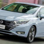 Foto do Nissan Versa Exclusive 2024 em movimento