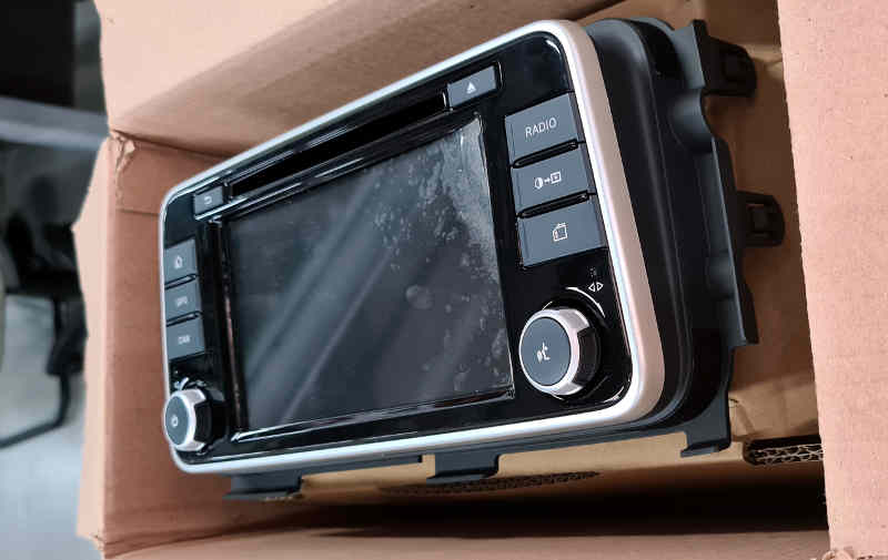 Renato Parizzi / De 0 a 100 Foto da central multimídia com CD Player do antigo Nissan Kicks