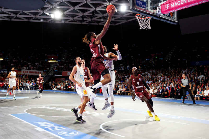 BMW / Bayern de Munique Basketball / Divulgação Fotos do jogo de basquete do Bayern na ação Dunks for Tomorrow, apoiada pela BMW