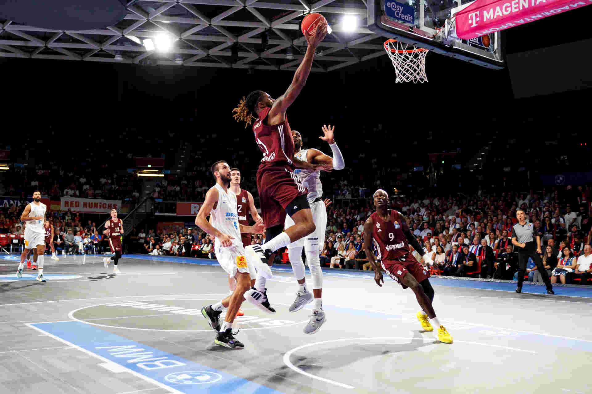 Fotos de capa do jogo de basquete do Bayern na ação Dunks of Tomorrow, apoiada pela BMW
