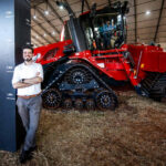 Foto de Renato Parizzi ao lado do trator Case IH Quadtrac 715