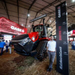 Foto de Renato Parizzi ao lado do trator Case IH Steiger Quadtrac 715