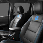 Fiat-Titano-New-Holland-bancos-dianteiros-logo