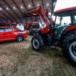 Foto da Ram Rampage interagindo com o trator Farmall da Case IH na Agrishow