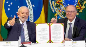 Foto de capa do Lula e do Alckmin na assinatura do Programa Mover