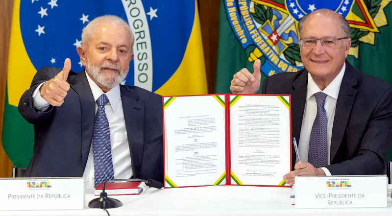 Agência Brasil / Divulgação Foto do Lula e do Alckmin na assinatura do Programa Mover