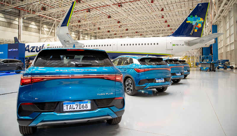 Guilherme Mion/Azul/BYD/Divulgação Foto do BYD Yuan Plus EV ao lado do avião da Azul