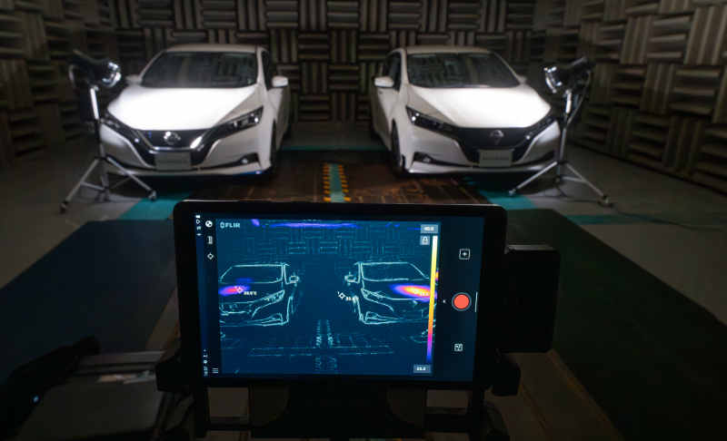 Nissan/Divulgação Foto mostra a medição da temperatura em dois carros, sendo um com a tinta especial e outro com tinta automotiva comum