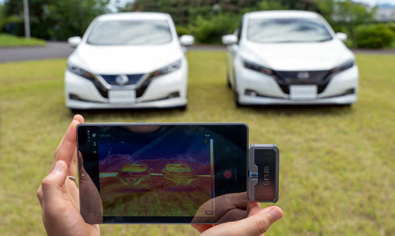 Nissan/Divulgação Foto externa mostra a medição da temperatura em dois carros, sendo um com a tinta especial e outro com tinta automotiva comum