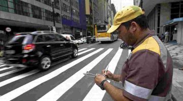 Foto de capa de um fiscal multando um carro no trânsito de São Paulo