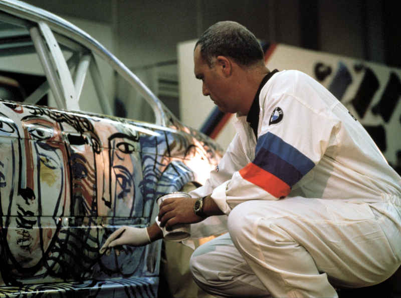 Enes Kucevic/BMW/Divulgação Foto de Sandro Chia pintando o BMW M3