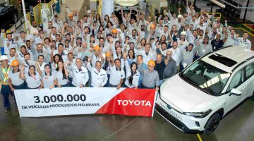 Foto de capa do Corolla Cross simbólico que foi o carro de número 3 milhões produzido pela Toyota no Brasil