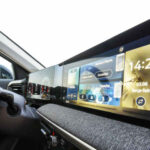 Foto das telas do quadro de instrumentos e da central multimídia dos Nissan Kicks Exclusive e Platinum 2026