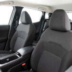 Foto dos bancos dianteiros do novo Nissan Kicks Sense 2026