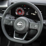 Foto do quadro de instrumentos do novo Nissan Kicks Sense 2026