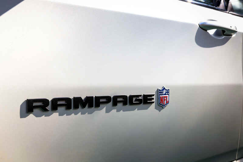 Ram/Divulgação Foto do detalhe na porta dianteira da Ram Rampage R/T NFL Edition