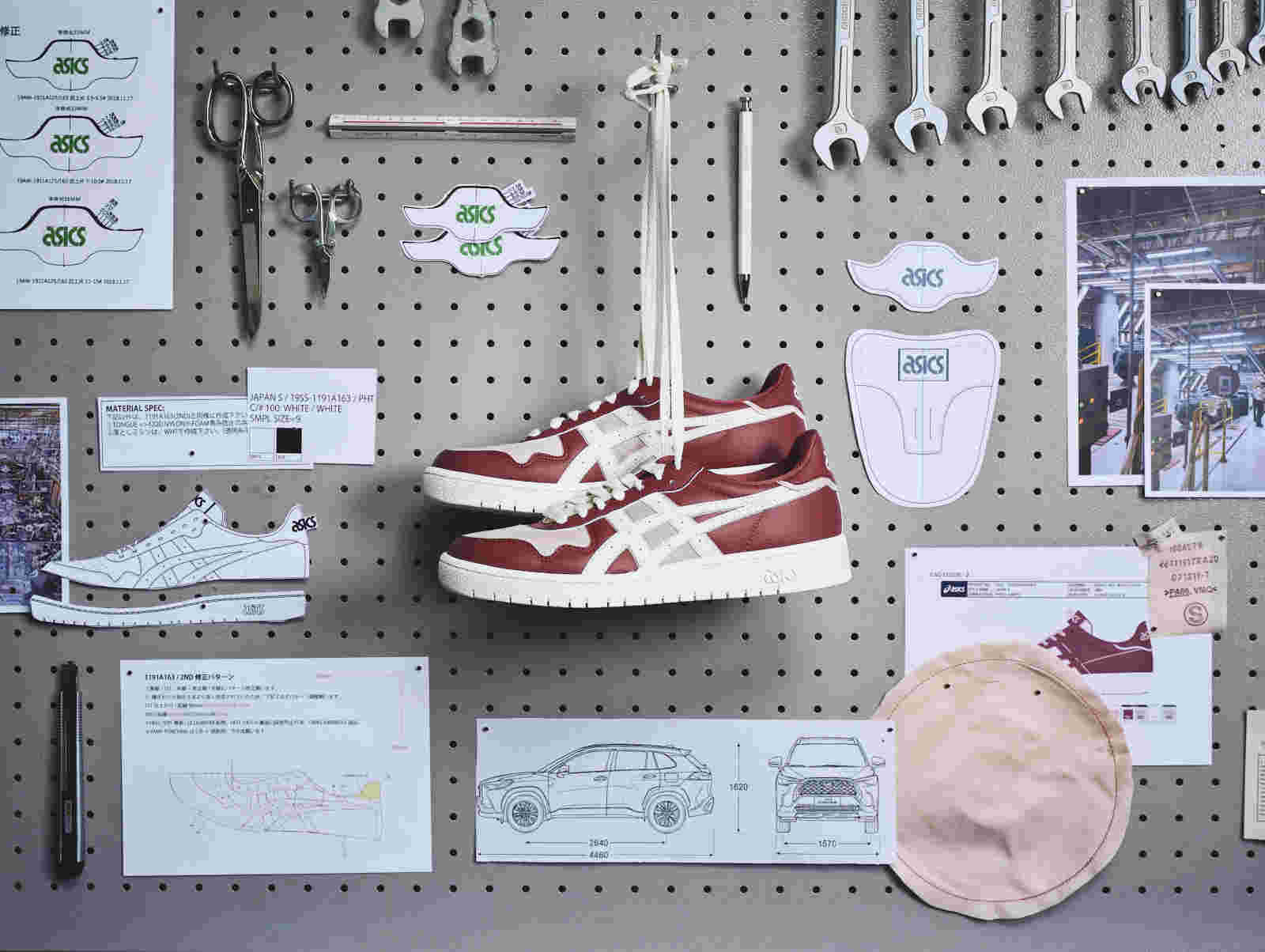 Foto de capa do tênis Asics Japan S Airbag na oficina da Toyota