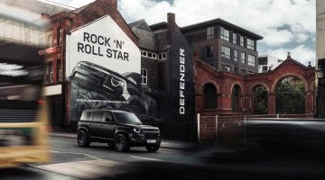 Foto do Land Rover Defender como carro oficial da turnê mundial do Oasis 2025