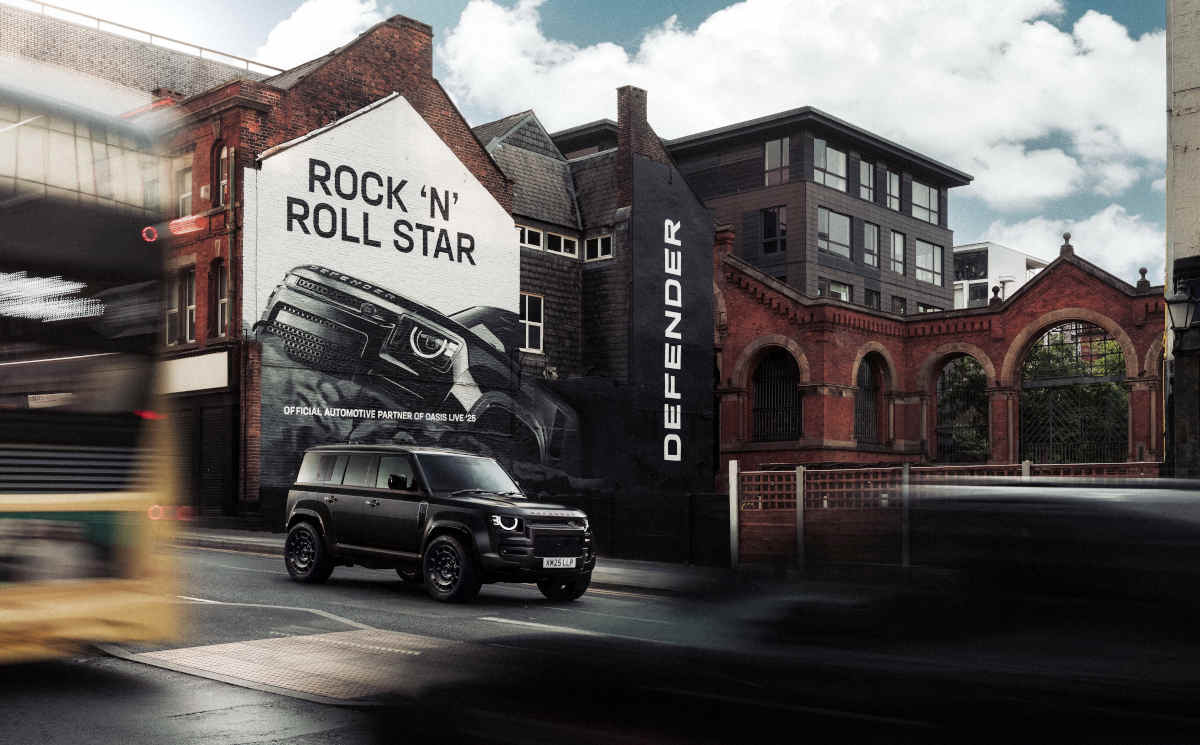 Foto do Land Rover Defender como carro oficial da turnê mundial do Oasis 2025