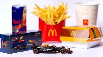 Foto da McOferta do McDonald's ao lado da miniatura do carro da Red Bull Racing da Fórmula 1