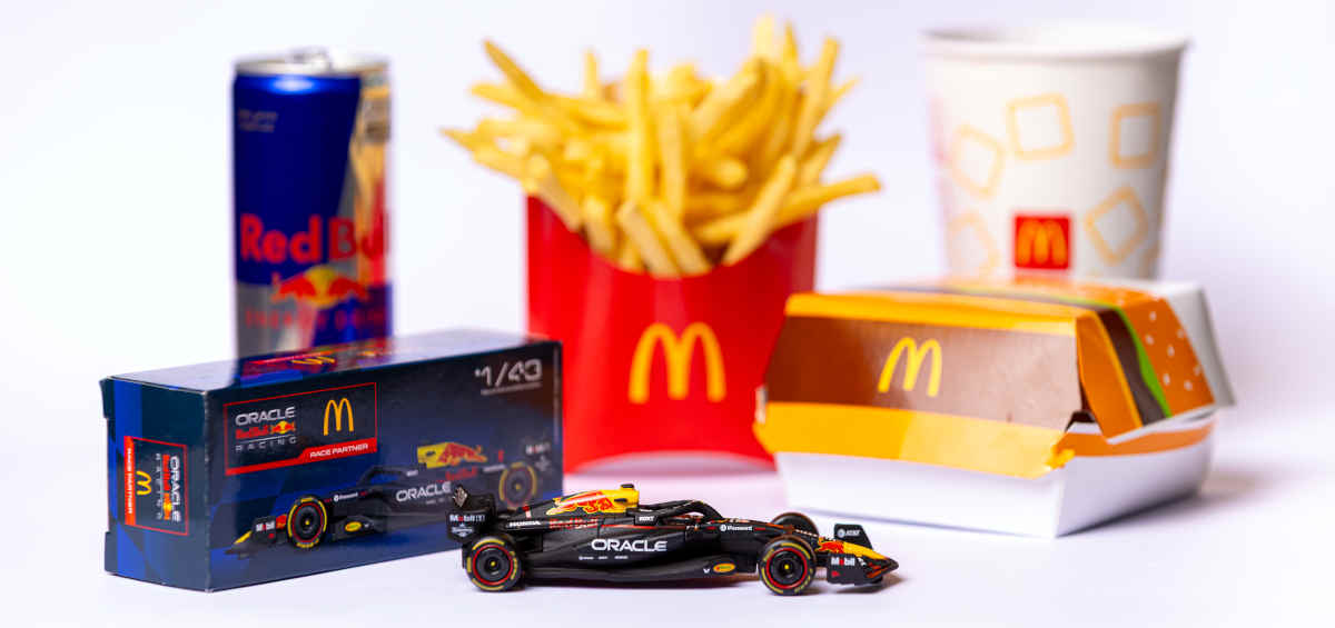 Foto da McOferta do McDonald's ao lado da miniatura do carro da Red Bull Racing da Fórmula 1