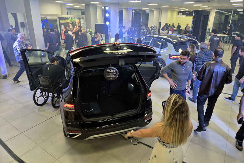 Foto do lançamento do Volkswagen Taos 2026 na concessionária Carbel