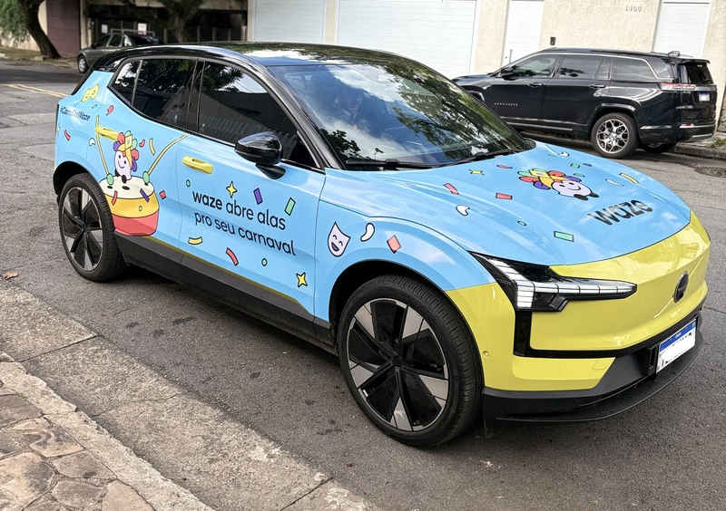 Foto do Carro do Waze no Carnaval 2026
