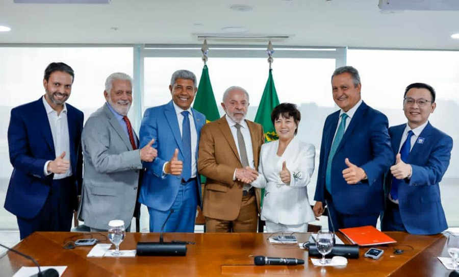 Foto que mostra o presidente Lula e os executivos da BYD durante anuncio de investimento da empresa no Rio de Janeiro