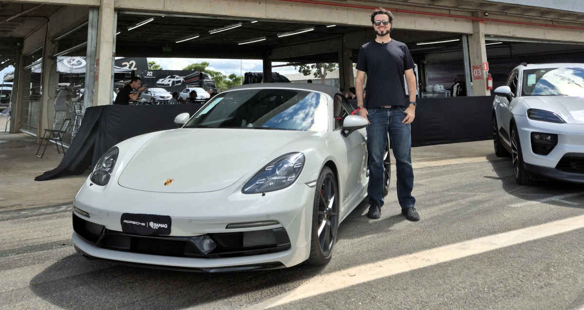 Foto de Renato Parizzi e do Porsche 718 Boxster GTS