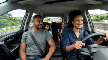 Imagem criada por IA de uma família viajando de carro no Dia das Crianças
